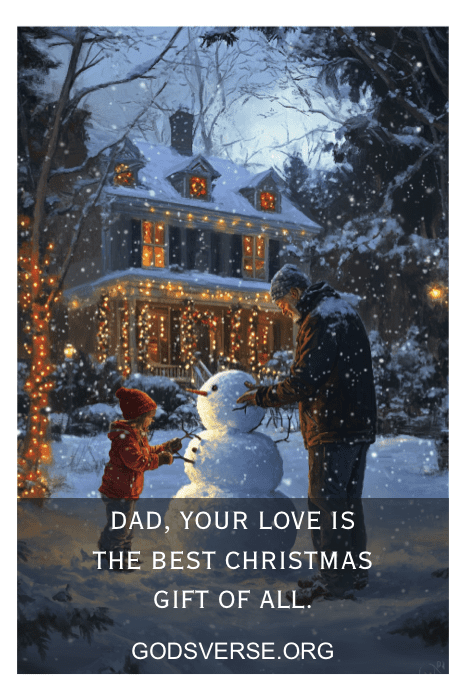Un padre y su hijo construyen juntos un muñeco de nieve delante de su casa decorada festivamente, creando recuerdos que se hacen eco de la calidez de las frases navideñas para padres.