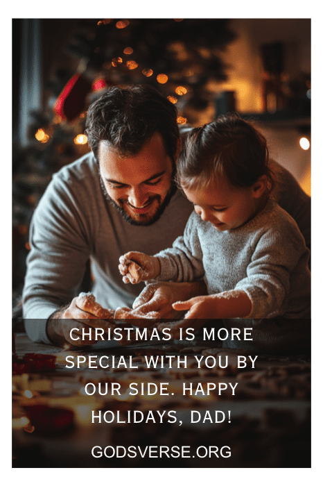 Padre e hijo horneando juntos con las luces de Navidad parpadeando de fondo crean una escena conmovedora. Descubre la alegría de estas fiestas y encuentra en nuestra web frases de Navidad perfectas para los papás, que aportarán calidez a cada momento festivo.
