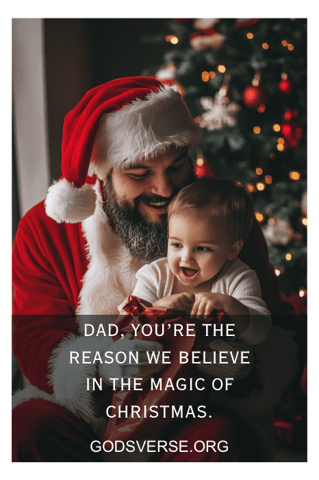 Papá Noel, sosteniendo a un alegre bebé frente a un árbol de Navidad centelleante, comparte un sentido mensaje adornado con citas navideñas para los papás.