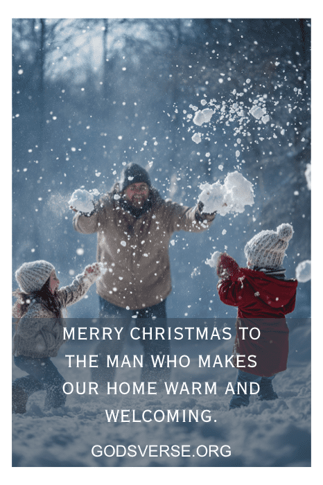Un hombre y dos niños se enzarzan en una juguetona guerra de bolas de nieve y sus risas reflejan la alegría de estas fiestas. Encima hay una felicitación festiva que capta la esencia de la diversión familiar y frases navideñas para padres que celebran estos momentos tan entrañables.