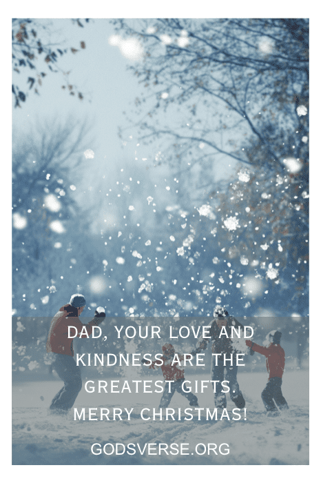 Una familia disfruta de un día nevado, participando en una juguetona guerra de bolas de nieve. La imagen está adornada con sentidas frases navideñas para padres, que captan la calidez y el espíritu de la temporada.