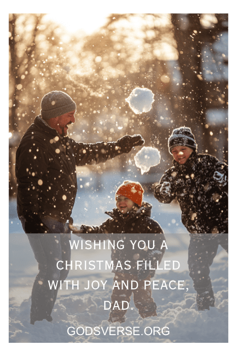Una familia jugando en la nieve, sonriendo alegremente, con un sincero mensaje navideño superpuesto que incluye inspiradoras citas navideñas para los papás.