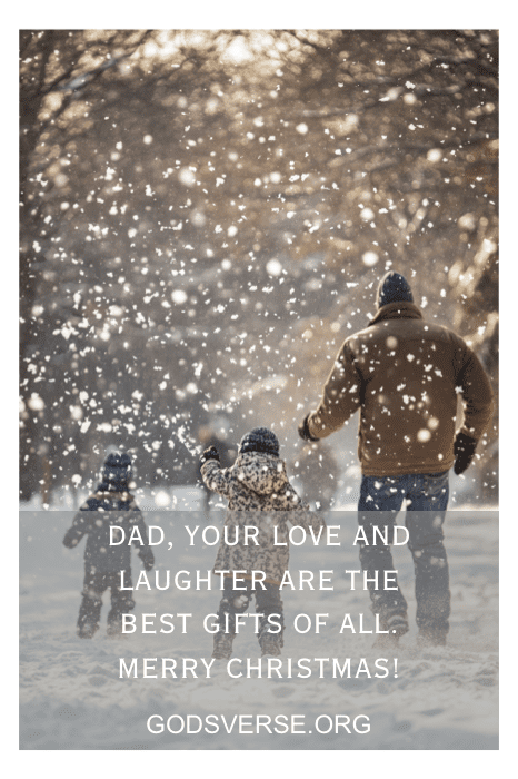 Un padre con dos niños jugando alegremente en la nieve, encarnando el espíritu del amor y la risa. La escena incluye un sincero mensaje navideño superpuesto, que recuerda a las citas navideñas más queridas para los padres, y captura momentos familiares inolvidables.