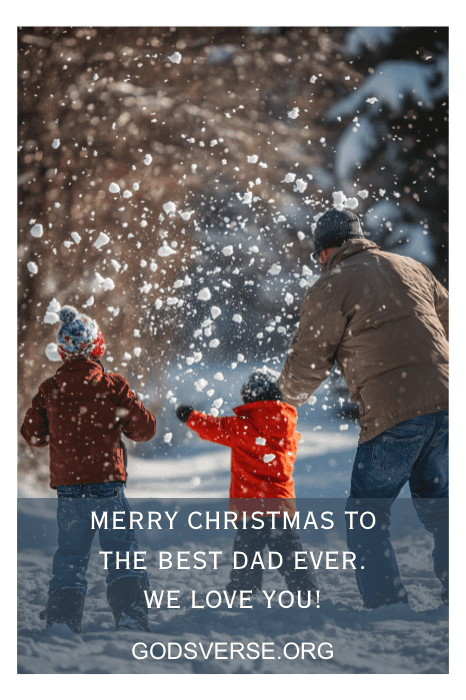 Un padre juega en la nieve con dos niños. El texto dice: "Feliz Navidad al mejor padre de la historia. Te queremos". Descubre conmovedoras frases navideñas para padres en Godsverse.org.