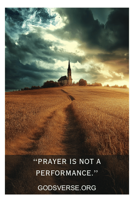 Una iglesia en una colina al atardecer con las palabras "La oración no es un espectáculo", haciéndose eco de las profundas ideas de TD Jakes, de Godsverse.org.