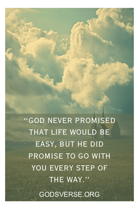 Bajo un cielo nublado, una iglesia se yergue, ofreciendo consuelo con una inspiradora cita devocional de godsverse.org sobre las perdurables promesas de Dios.
