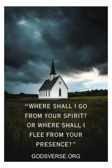 Uma igreja branca fica em um prado sob um céu tempestuoso, incorporando perfeitamente a serenidade encontrada nas citações de Jesus. Visite Godsverse.org para obter reflexões inspiradoras sobre a presença de Deus.