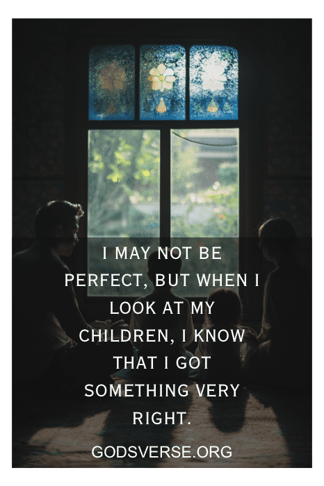 Dos personas sentadas frente a una ventana con vidrieras. El texto superpuesto dice: "Puede que no sea perfecto, pero cuando miro a mis hijos, sƩ que he hecho algo muy bien". Es el mismo sentimiento que se encuentra en todas las frases de padres orgullosos.