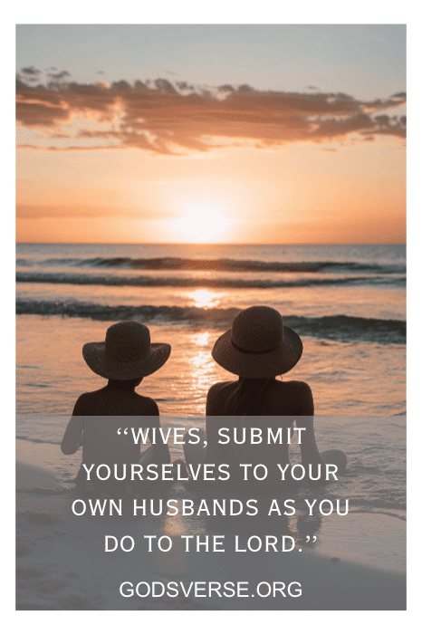 Dos personas con sombrero se sientan en una playa al atardecer, reflexionando sobre versículos bíblicos para esposas que exploran la belleza de la sumisión en el matrimonio.