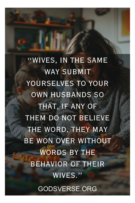 Madre e hijo construyen alegremente con bloques, un testimonio de amor y crianza. Recubierto con una cita de godsverse.org, refleja la sabiduría atemporal de los versículos bíblicos sobre la esposa.