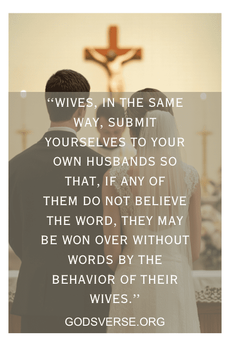 Una pareja ante una cruz, con una cita inspiradora de GodsVerse.org sobre las esposas en un lugar destacado, que se hace eco de versículos bíblicos alentadores para las esposas.