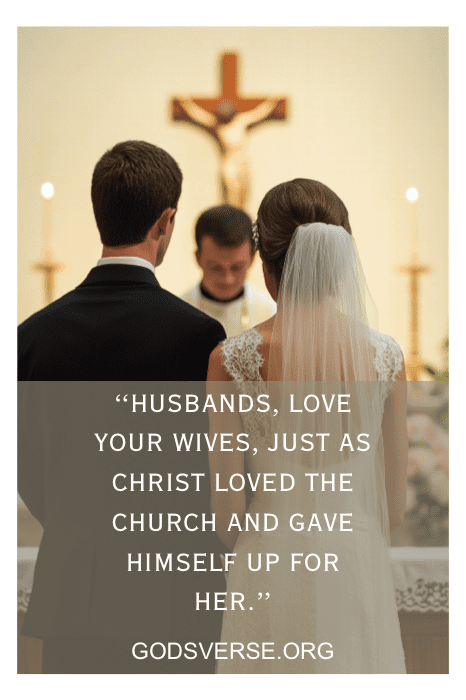 Una novia y un novio de pie en el altar con un sacerdote, compartiendo un momento sincero inspirado en Versos Bíblicos Esposa de godsverse.org, celebrando su amor y compromiso.