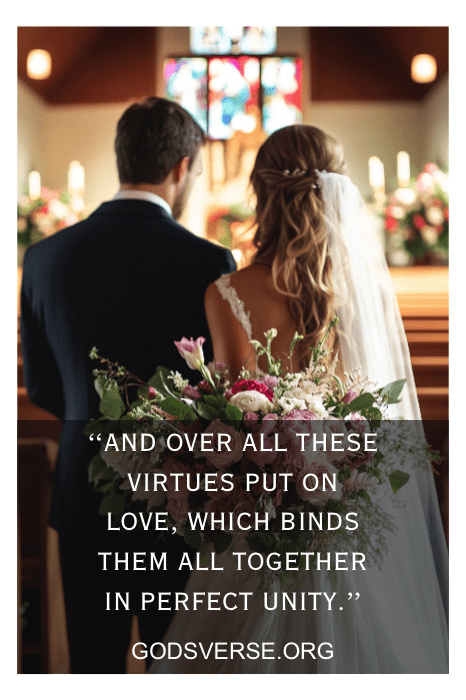 Novios en una capilla sosteniendo flores, con un versículo bíblico alentador superpuesto, celebrando su amor y unión.