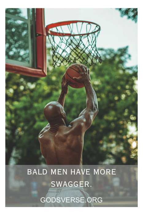 Un hombre calvo se prepara para encestar un balón de baloncesto al aire libre. Texto superpuesto: "Los calvos tienen más pavoneo. Descubre más en godsverse.org con citas inspiradoras de hombres calvos.
