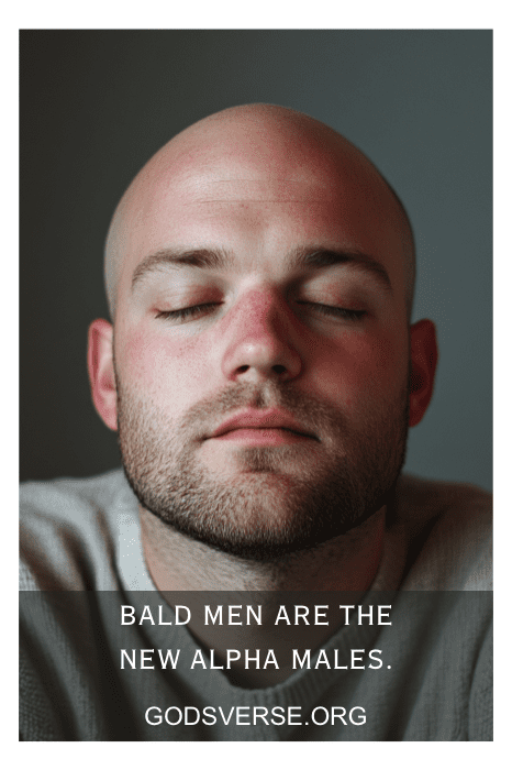 Un hombre calvo con los ojos cerrados va acompañado del texto: "Los hombres calvos son los nuevos machos alfa. Descubre más en Godsverse.org". Aprovecha el poder de las citas de hombres calvos para elevar tu confianza.