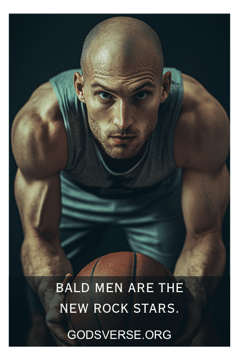 Hombre sosteniendo una pelota de baloncesto con texto: "Los calvos son las nuevas estrellas de rock. Descubre más citas de hombres calvos en Godsverse.org".