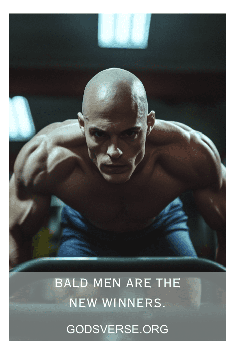 Un calvo musculoso haciendo flexiones con texto: "Los calvos son los nuevos ganadores. Descubre frases de hombres calvos en Godsverse.org.