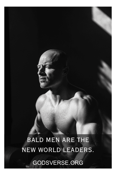 Un hombre calvo y musculoso aparece sin camiseta bajo una iluminación espectacular. El texto dice: Los calvos son los nuevos líderes mundiales". Descubre más citas inspiradoras de hombres calvos en Godsverse.org.