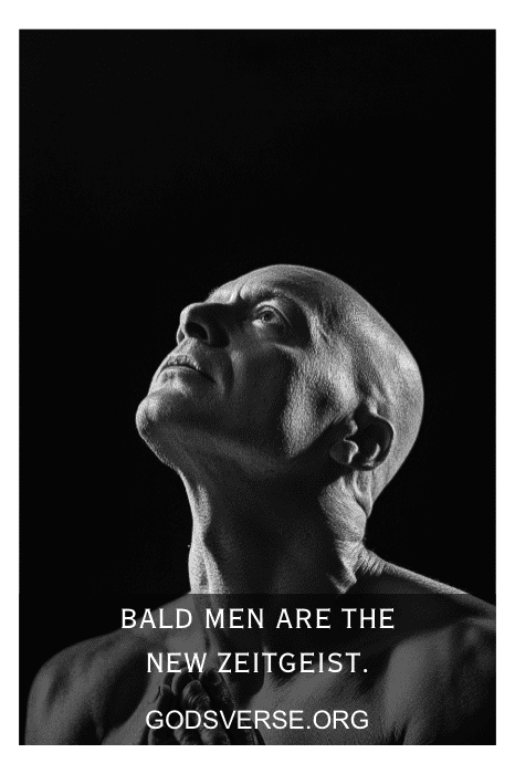 Hombre calvo mirando hacia arriba, subrayado por la frase "Los hombres calvos son el nuevo Zeitgeist. GodsVerse.org" que resuena entre quienes buscan citas de hombres calvos.