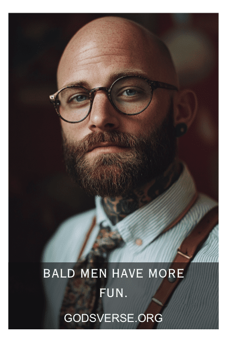 Hombre con barba, gafas y tatuajes, lleva tirantes y corbata. El texto dice: "Los calvos se divierten más". Un guiño juguetón a las citas de hombres calvos que celebran la alegría y el carácter que se encuentran al abrazar el aspecto único de cada uno.