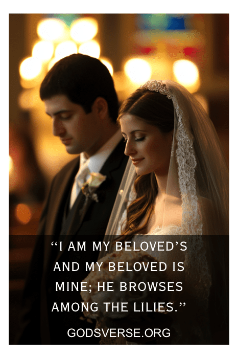 Los novios, de pie en una iglesia suavemente iluminada, encarnan la esencia de los versículos bíblicos sobre la esposa con la cita "Yo soy de mi amado y mi amado es mío".