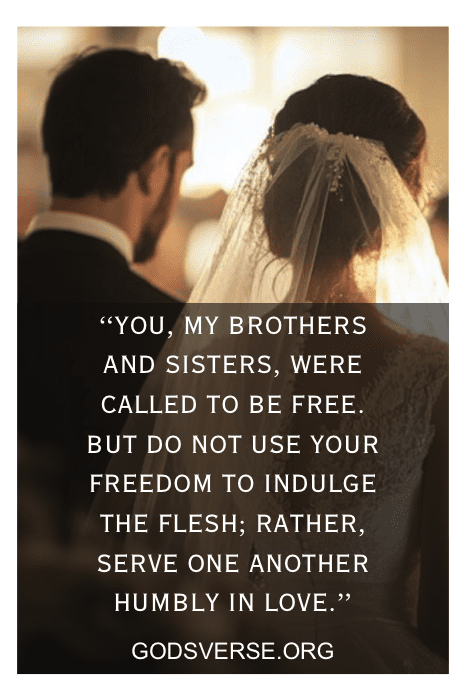 Noivos em seu casamento, com uma citação sobre amor do site godsverse.org em primeiro plano, que lembra um versículo bíblico sobre casamento e liberdade.