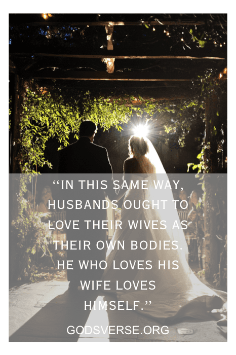 Bajo un toldo, los novios permanecían juntos, envueltos en un amor que reflejaba las sentidas palabras de godverse.org. Era como si cada momento se hubiera creado a partir de los versos de San Valentín para el marido, haciéndose eco de las promesas y el afecto eterno.
