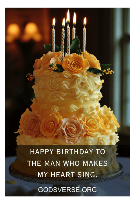 Um bolo floral com velas e uma mensagem de aniversário sincera: "Feliz aniversário para o homem que faz meu coração cantar". Esse dia especial é comemorado com uma das melhores citações de aniversário para homens, acrescentando um toque extra de sentimento à ocasião.