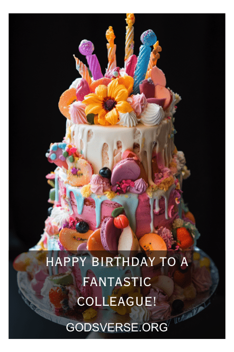 Bolo de aniversário colorido em camadas com velas, macarons e flores. Texto: "Feliz aniversário para um colega fantástico! Um brinde a mais um ano de sucesso e ótimas lembranças!" Perfeito para quem está procurando frases de aniversário para homens.