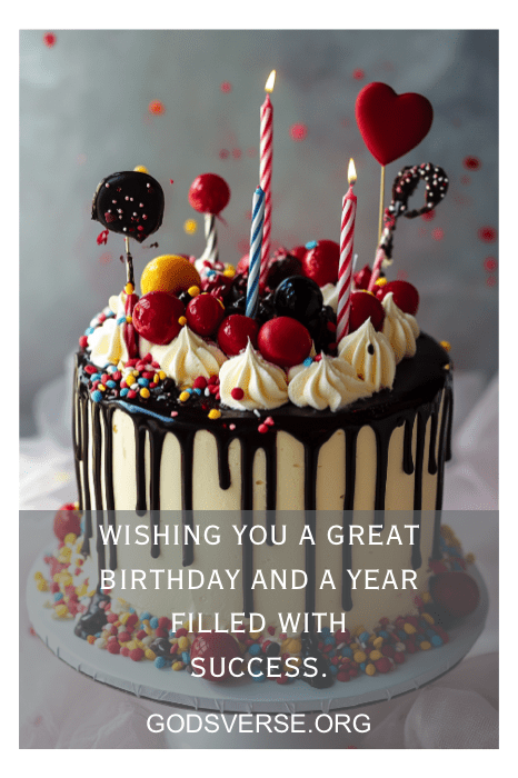 Um bolo de aniversário adornado com cerejas e velas, acompanhado de citações de aniversário sinceras para homens, desejando a você um aniversário fantástico e um ano repleto de sucesso.