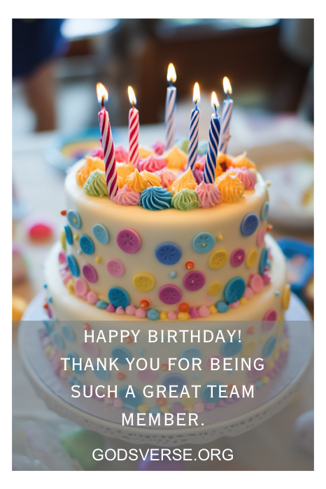Comemore com um bolo de aniversário colorido, adornado com velas e cobertura decorativa, combinado com frases de aniversário sinceras para homens, para expressar apreço por um membro valioso da equipe.