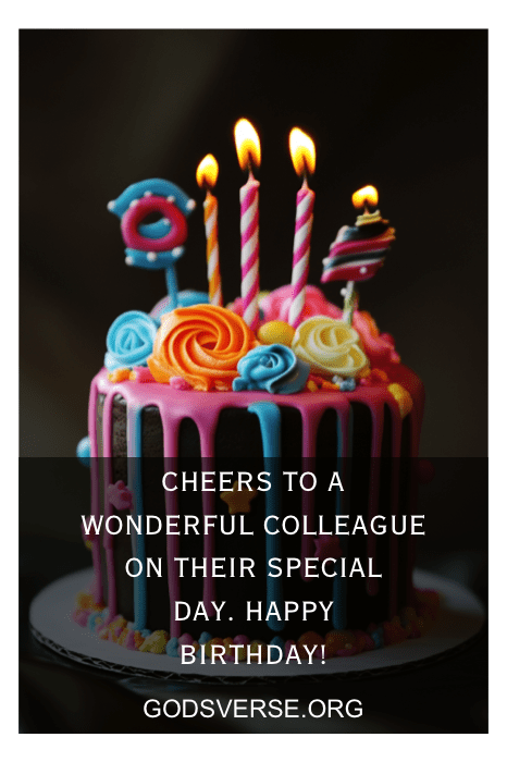Bolo de aniversário colorido com velas acesas e o texto "Saúde para um colega maravilhoso. Feliz aniversário!" Um tributo perfeito, ecoando as melhores frases de aniversário para homens.