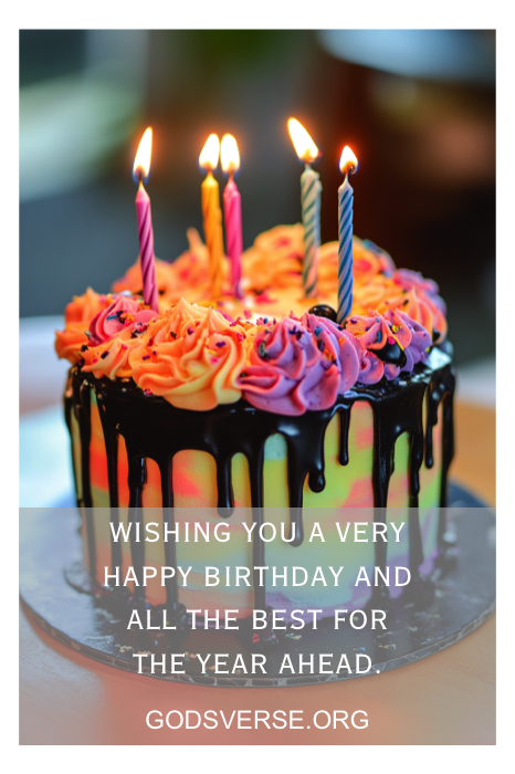 Um bolo colorido com velas brilhantes e uma alegre mensagem de aniversário: "Desejo a você um feliz aniversário e tudo de bom para o próximo ano". Perfeito para comemorar com citações de aniversário sinceras para homens.