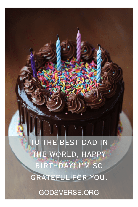 Um bolo de chocolate adornado com velas e granulados, com uma mensagem de aniversário sincera sobreposta, perfeito para combinar com citações de aniversário para homens.