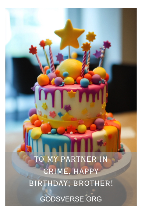 Um bolo vibrante de duas camadas adornado com estrelas e doces, com a legenda "Happy Birthday, Brother!" (Feliz aniversário, irmão!) do Godsverse.org - capturando perfeitamente a essência das citações sinceras de aniversário para homens.