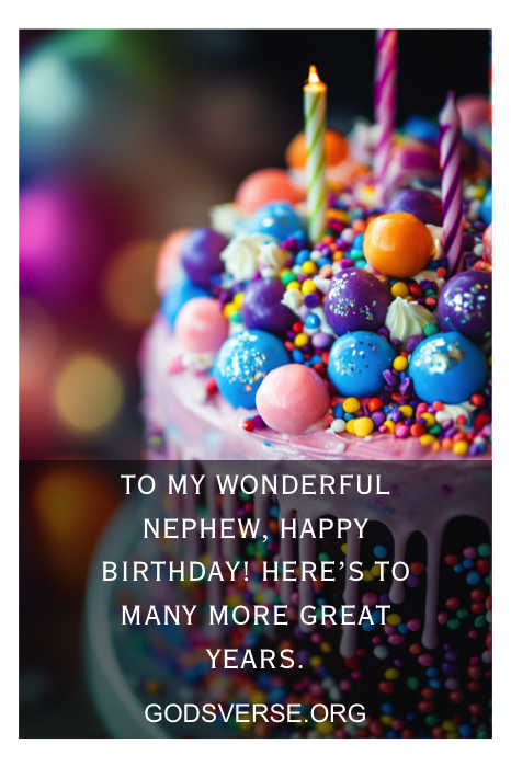 Bolo de aniversário colorido com velas e decorações de doces, texto: "Para meu sobrinho maravilhoso, feliz aniversário! Que seu dia seja tão incrível quanto as melhores frases de aniversário para homens!