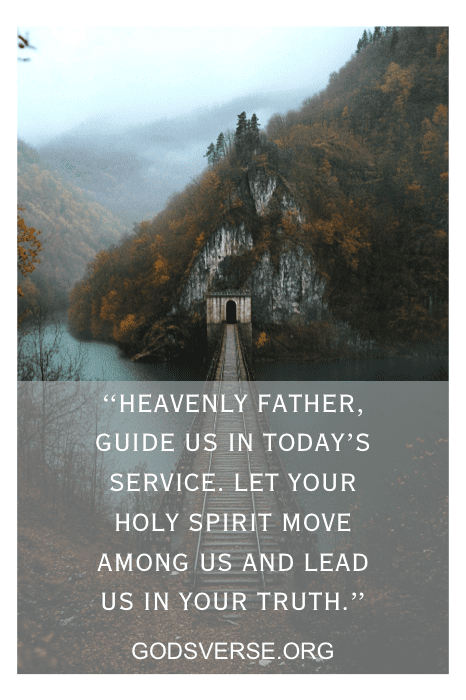 Un puente sobre un río con un telón de fondo montañoso, adornado con una superposición de una oración reflexiva para el servicio de la iglesia, creando una escena serena e inspiradora.