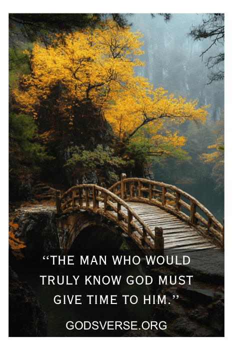 Un puente de madera en un bosque brumoso, rodeado de hojas otoñales, transmite la serenidad de la naturaleza. Descubre inspiradoras citas devocionales sobre conocer a Dios en Godsverse.org, donde cada paso en el camino resuena con sabiduría y paz.