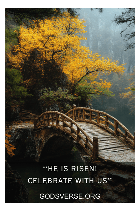 Uma ponte de madeira em uma floresta adornada com árvores de outono, texto: "Ele ressuscitou! Comemore conosco - inspiração perfeita para os dizeres de placas de igreja para a primavera". Visite godsverse.org.