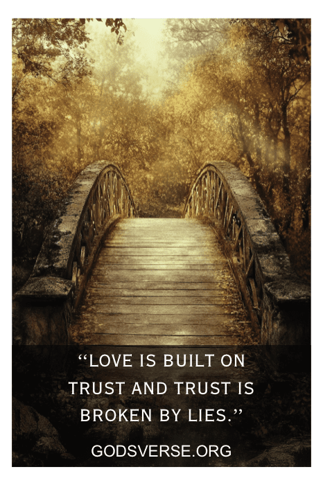 Un puente de madera en un bosque lleva la inscripción: "El amor se construye sobre la confianza, y la confianza se rompe con mentiras". Es un recordatorio conmovedor que se refleja en muchas citas de hombres infieles.