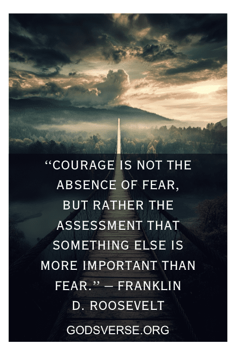 Uma ponte suspensa se ergue contra um céu dramático, ecoando as palavras de Franklin D. Roosevelt sobre coragem - como um namorado que oferece incentivo para inspirar os homens a enfrentar os desafios de frente.