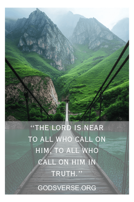 Un puente colgante se extiende sobre un tranquilo río con majestuosas montañas como telón de fondo. Un inspirador texto sobre el Señor, enriquecido con alentadores versículos de los Salmos, adorna esta escena de Godsverse.org.