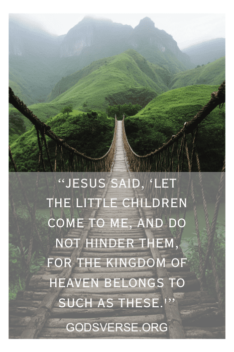 Un puente de cuerda conduce a exuberantes montañas verdes con un inspirador versículo bíblico superpuesto, que ofrece consuelo y orientación similares a los que se encuentran en Versículos de la Biblia para necesidades especiales.