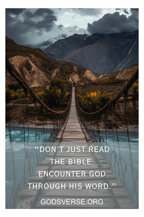 Puente colgante sobre un río en un valle de montaña, con una inspiradora cita devocional sobre el encuentro con Dios.