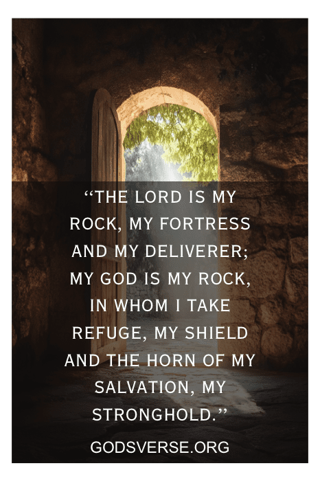 Un arco de piedra iluminado por el sol y adornado con una cita bíblica superpuesta de Godsverse.org complementa maravillosamente los Versículos de la Biblia para Necesidades Especiales, ofreciendo inspiración y fuerza.
