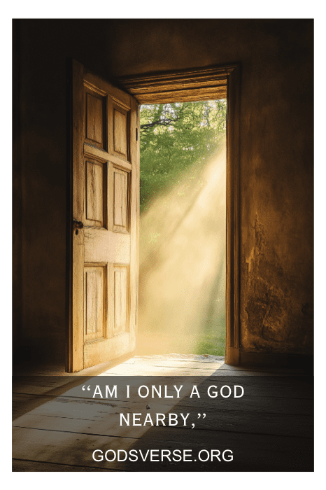 La luz del sol se cuela por una puerta abierta en una habitación en penumbra, arrojando luz sobre el texto "¿Soy sólo un Dios cercano?", que recuerda los versículos bíblicos sobre la presencia de Dios entre nosotros. Visite Godsverse.org para más información.