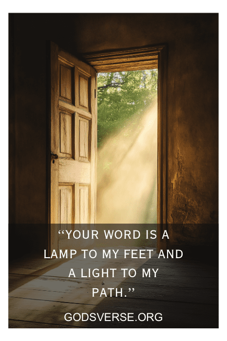 A luz do sol passa por uma porta aberta, iluminando o caminho à frente. O texto diz: "Tua palavra é lâmpada para os meus pés e luz para o meu caminho", evocando os versículos do Salmo sobre a vida que nos guiam com clareza divina.