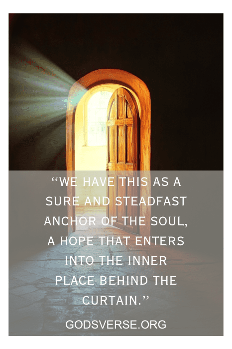 Una puerta de madera iluminada por el sol y adornada con un revestimiento translúcido muestra una cita inspiradora sobre la esperanza, extraída de un versículo bíblico sobre la esperanza en el futuro, cortesía de GODSVERVE.ORG.