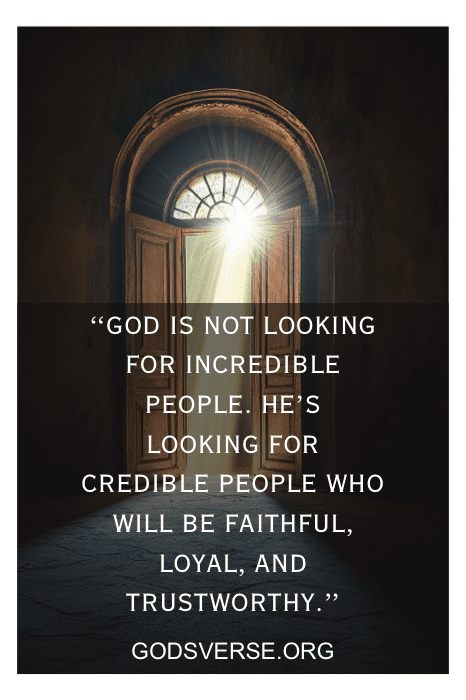A luz do sol entra por uma porta aberta, acompanhada de uma citação motivacional de Charles Swindoll sobre fidelidade e credibilidade.