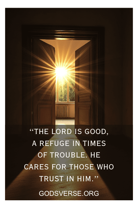 La luz del sol se cuela por una puerta abierta, proyectando un cálido resplandor sobre una cita sobre el refugio del Señor, reflejando la sabiduría que se encuentra en Focusing on God Quotes de godsverse.org.